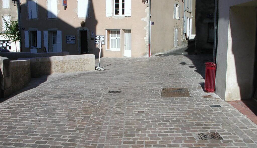 pavé confort couronnement finition bouchardée pierres d'angles airvault 79600 nouvelle aquitaine calminia pierre naturelle vente fabricant