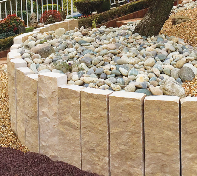 Jardin authentique : la bordure d'étang en pierre naturelle