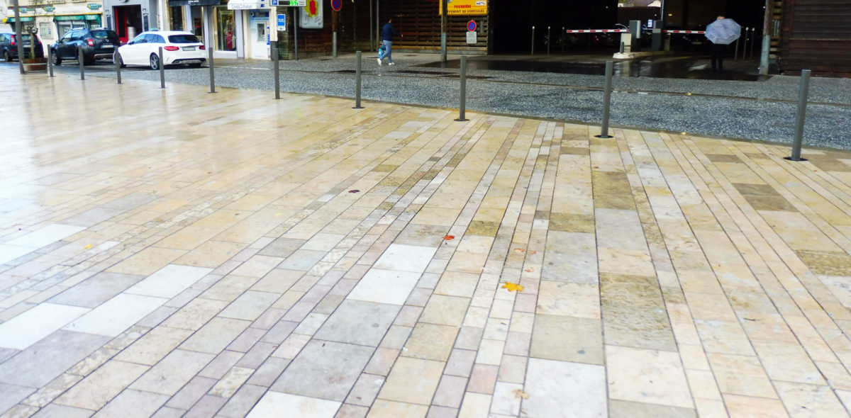 rénovation espace routier et piéton avec dalles flammées et pavé confort-place saint roch-Mont de marsan (40)