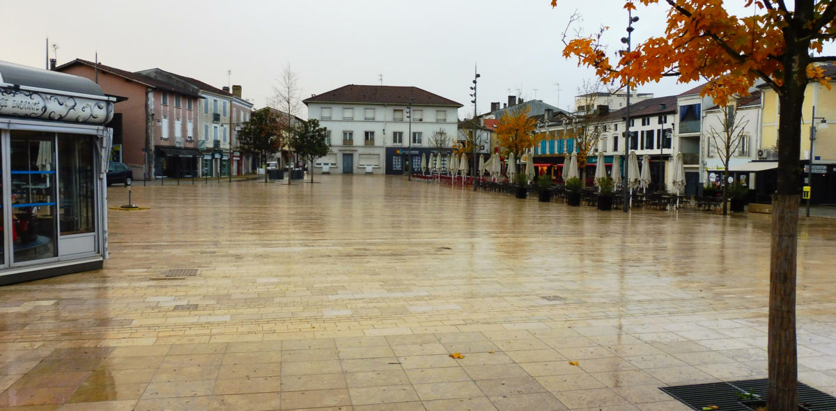 rénovation de la place saint roch à Mont de marsan-40- avec des dalles flammées et du pavé confort en pierre naturelle