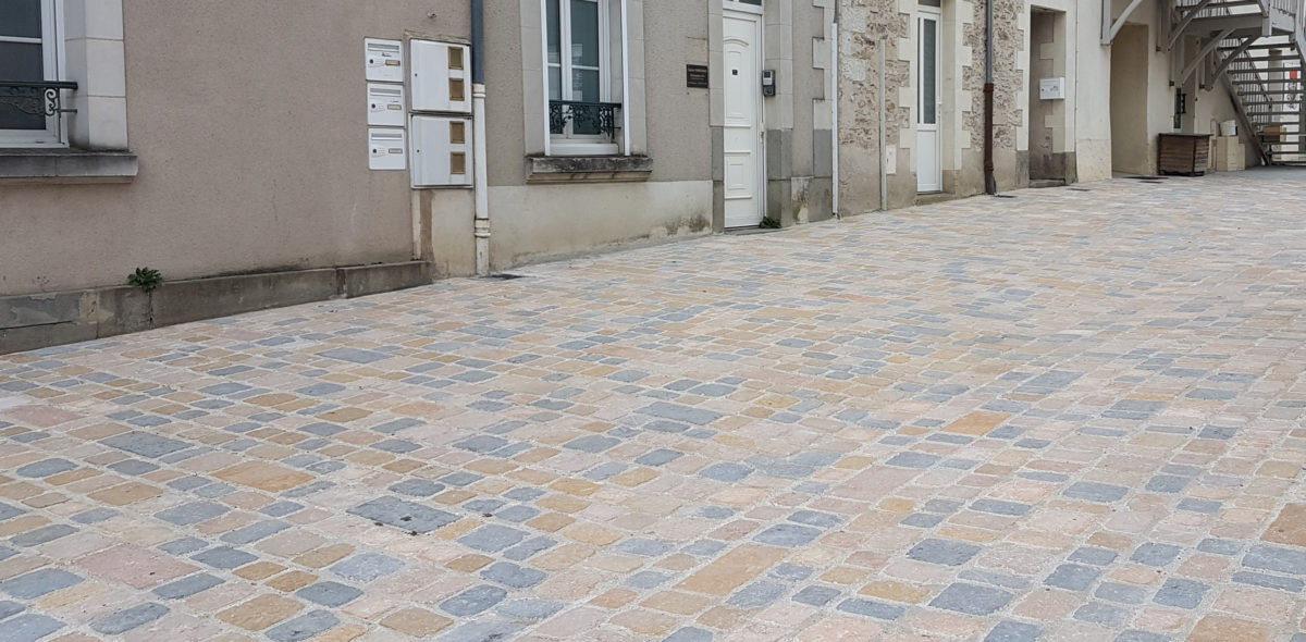 longuénée-en-anjou réamenagement place de l'église de la voirie, aménagement urbain avec pavé confort de différents veinages