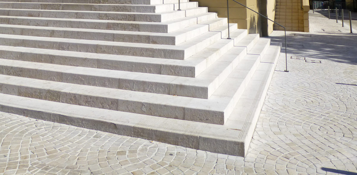 Rénovation des escaliers du théâtre, place Charles De Gaulle, avec des pierres naturelles CALMINIA® : Emmarchement, bordure, pavé confort