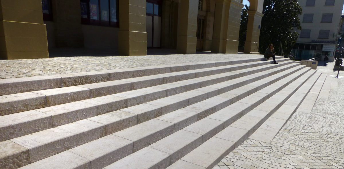 Rénovation des escaliers du théâtre, place Charles De Gaulle, avec des pierres naturelles CALMINIA® : Emmarchement, bordure, pavé confort