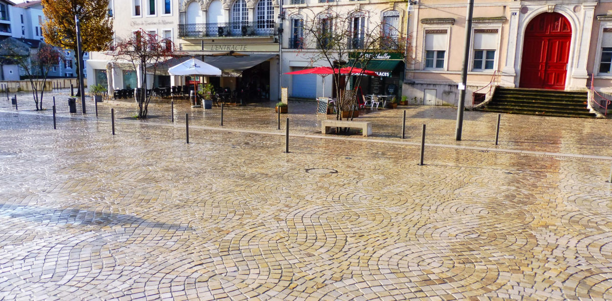 Place Charles De Gaulle à Mont de Marsan rénovée avec des pavés confort CALMINIA® de plusieurs veinages