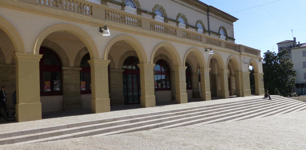 Escaliers du théâtre, place Charles De Gaulle, réaménagé avec des pierres naturelles CALMINIA® : Emmarchement, bordure, pavé confort plusieurs veinages