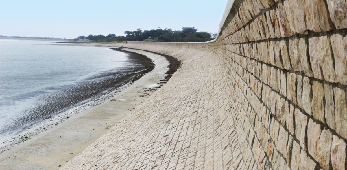 Digue en front de mer de 690 m - Ile de Ré - Moellon résistant aux attaques salines