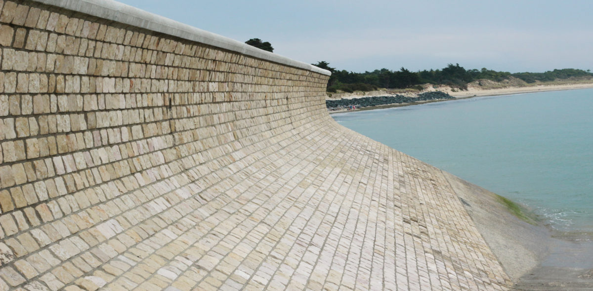 Digue brise-lames à l'Île de Ré moellon pierre naturelle CALMINIA®