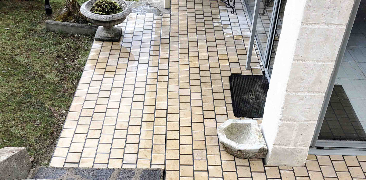 Zoom d'une terrasse en CALMICLIP après la pluie chez un particulier