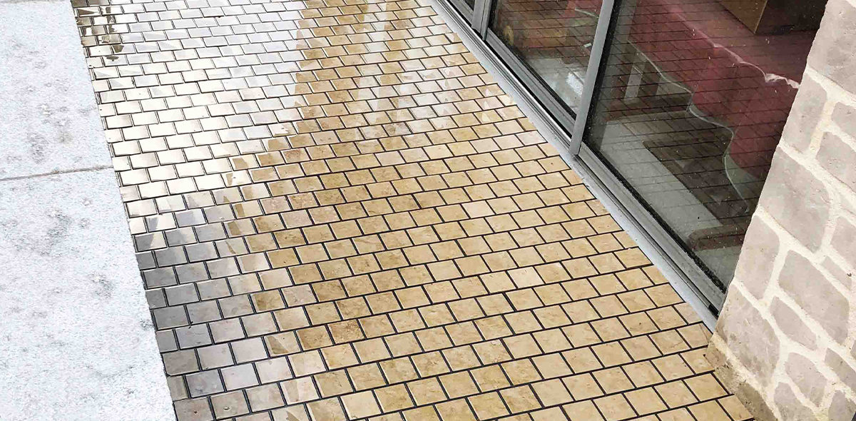 Zoom d'une terrasse en CALMICLIP après la pluie chez un particulier