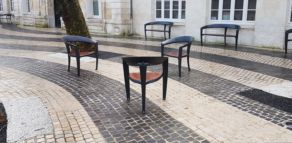 Parvis de la mairie aménagé avec des pierres naturelles CALMINIA ocre beige et noir SIMARBO