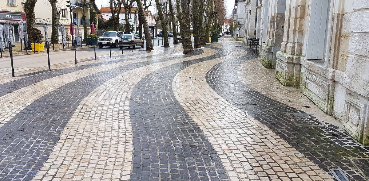 allée de la mairie aménagée avec des pierres naturelles CALMINIA ocre beige et noir SIMARBO