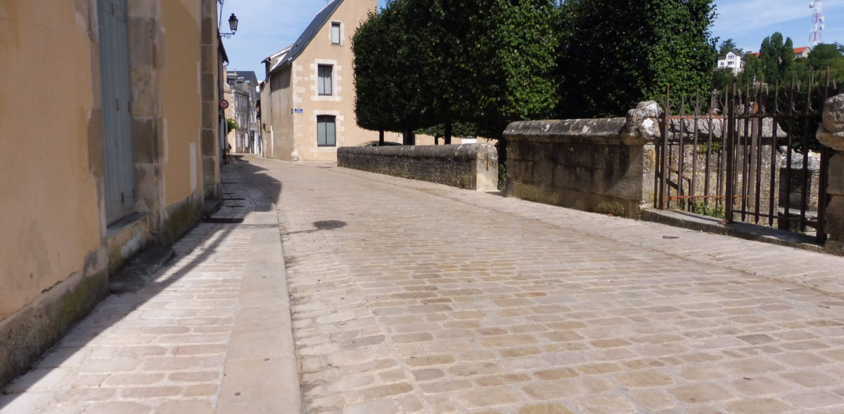 Réaménagement du pourtour du centre-ville de Poitiers - Pierre naturelle Caliminia