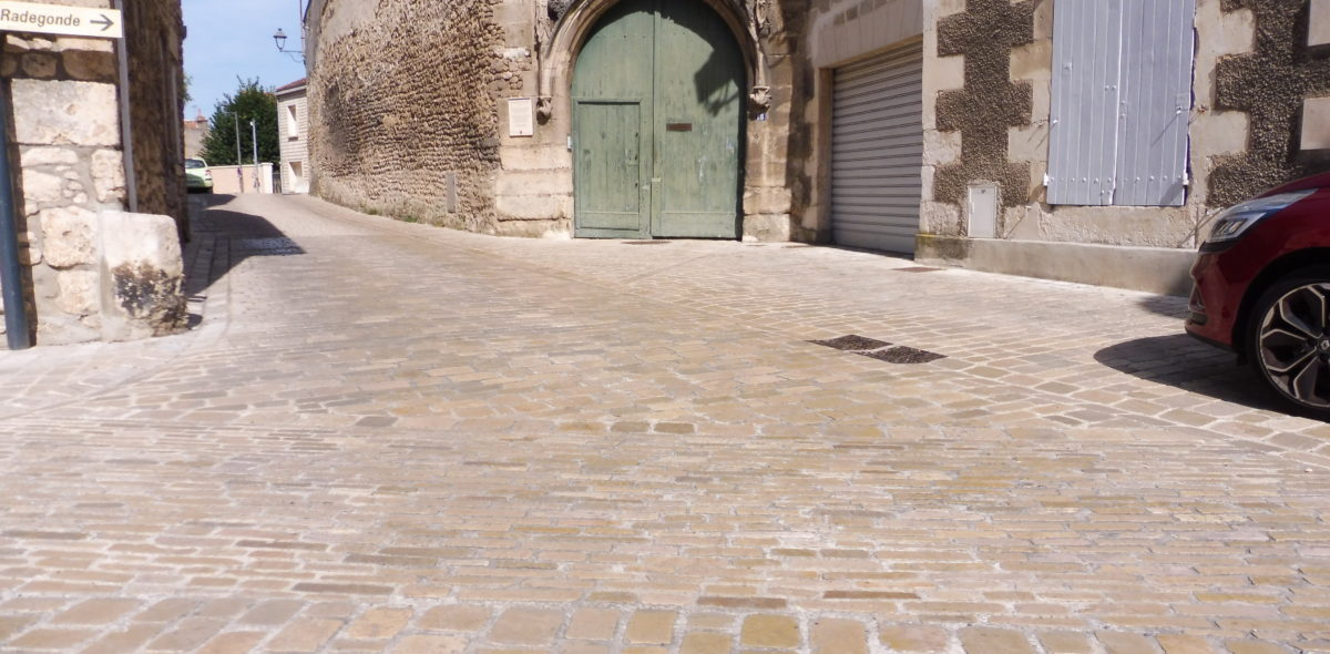 Réaménagement du pourtour du centre-ville de Poitiers - Pierre naturelle Caliminia