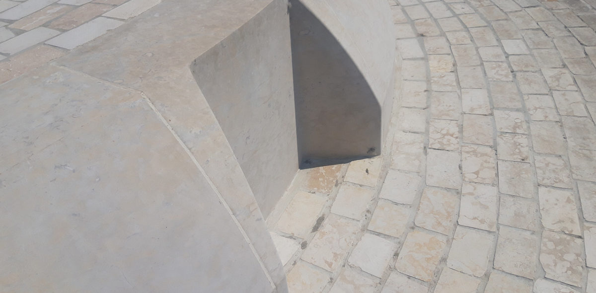 Aménagement urbain Amboise - un socle de pierre par Calminia