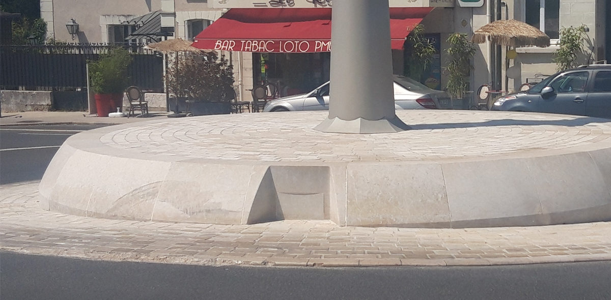 Aménagement urbain Amboise - un socle de pierre par Calminia