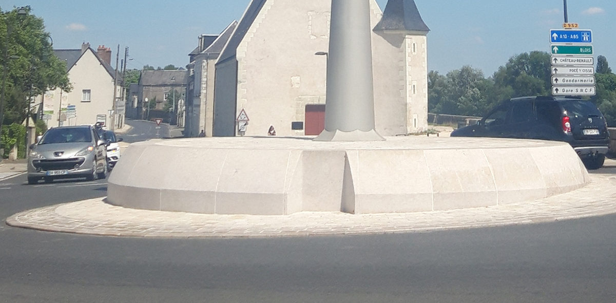 Aménagement urbain Amboise - un socle de pierre par Calminia