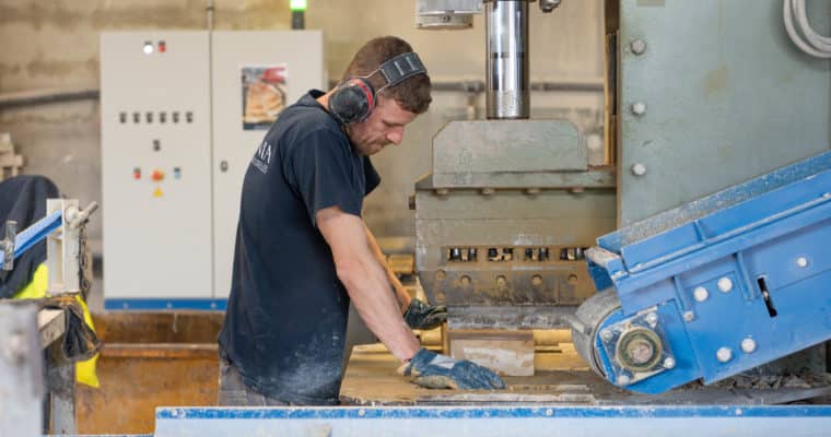 opérateur travaillant la pierre calcaire 