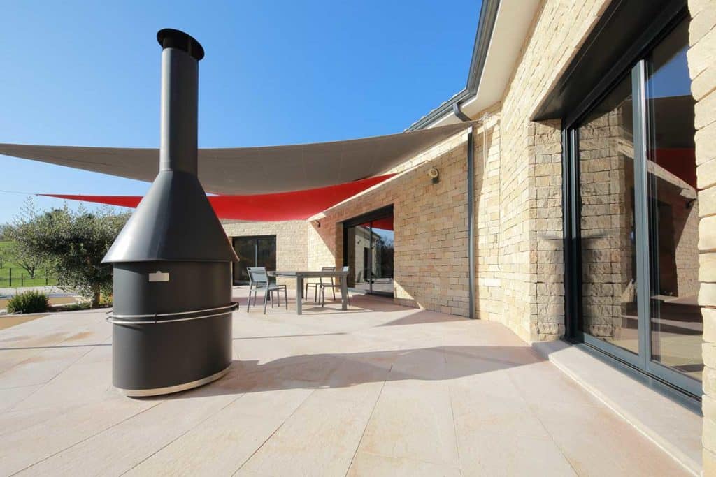 Réalisation d’un projet de terrasse en pierre naturelle (Dalles flammées) et murs en moellons 5 faces éclatées