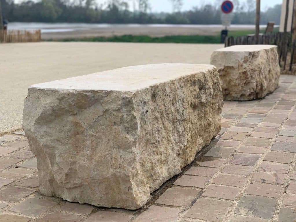 Banc en pierre naturelle sur l’espace public du Pont de Cé, aspect brut de carrière assise douce