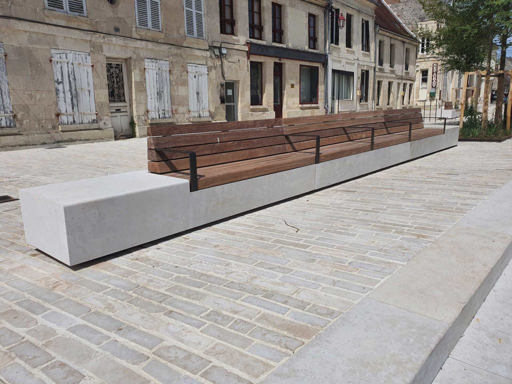 Banc en pierre naturelle place de Braine