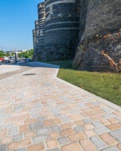 Pavé en pierre naturelle Bout du Monde le long des remparts du château d’Angers