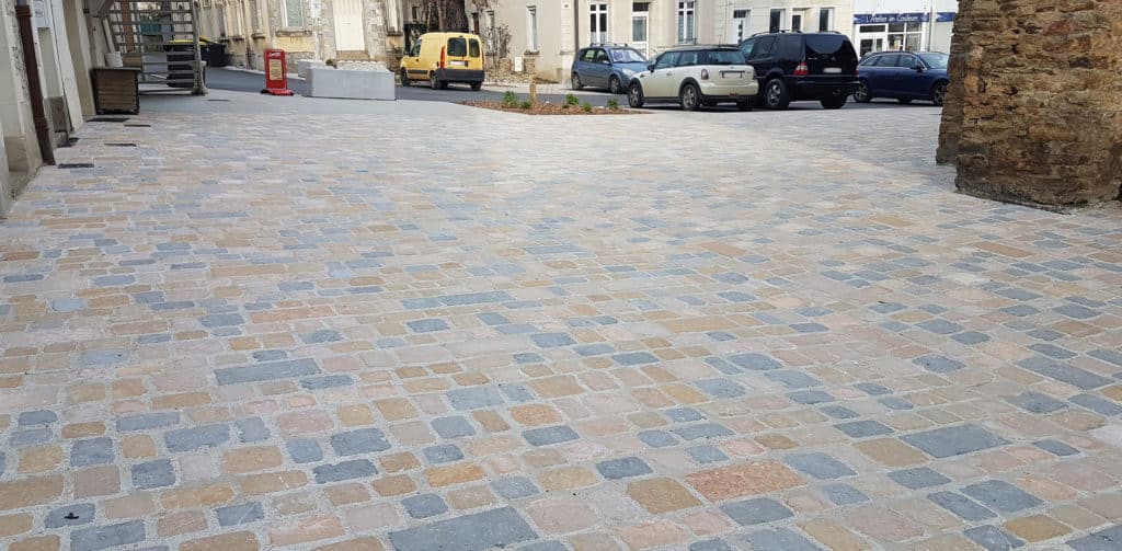 Pavé en pierre naturelle dans le centre-bourg de Longuenée-en-Anjou