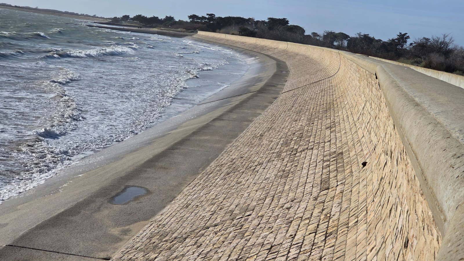 Mur de protection en moellon calcaire sur la digue du Boutillon d’Ars-en-Ré