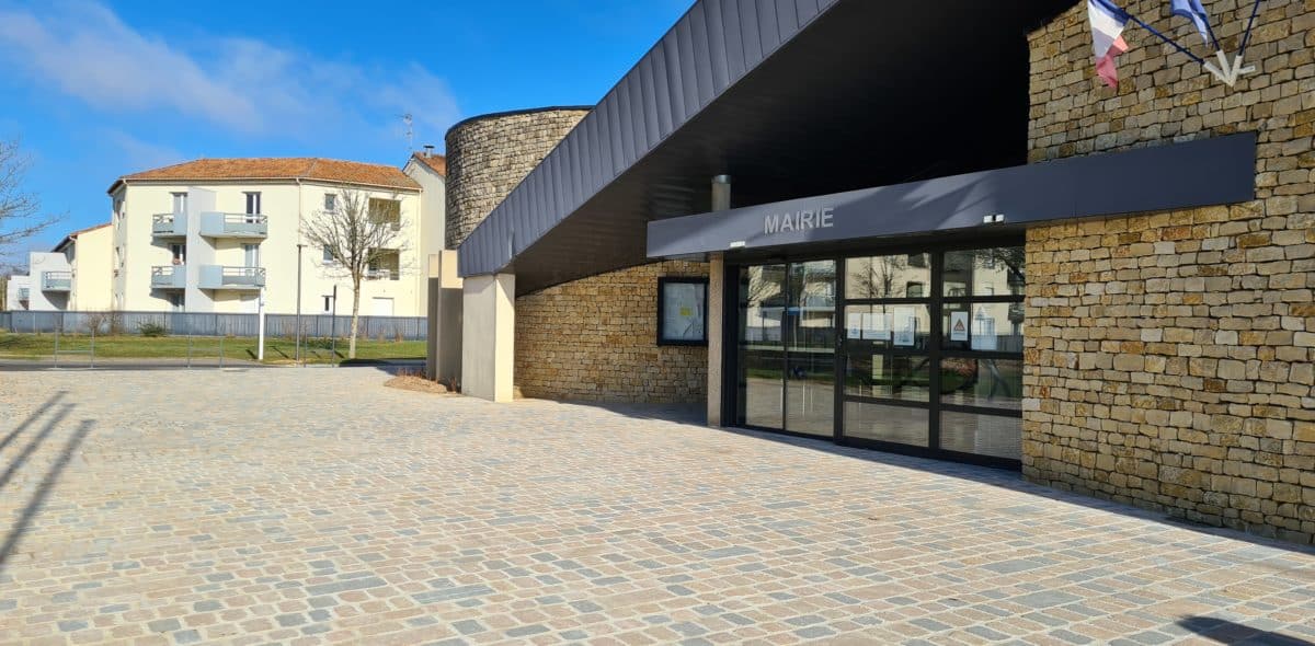 Façade de la mairie de Fontaine-le-Comte en moellon calcaire