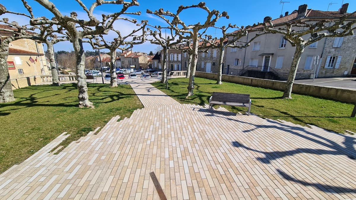 Promenade urbaine aménagée en dallage pierre naturelle dans un cadre paysager Condom (32)