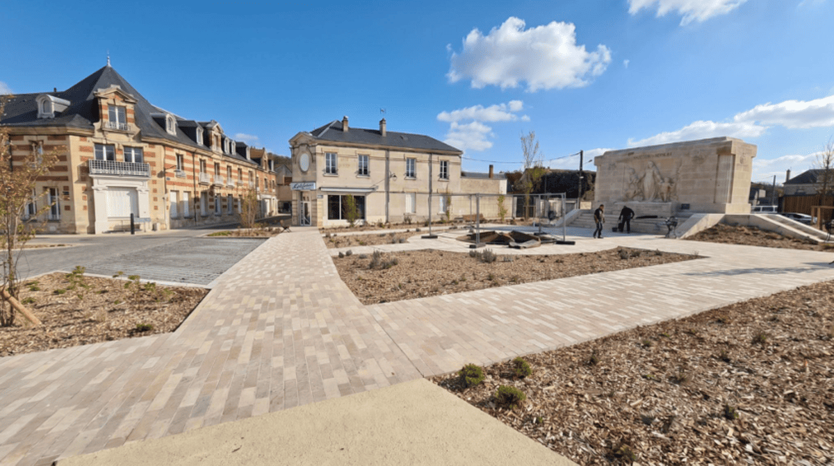Place du monument aux morts de Vailly-sur-Aisne réaménagée en dallage pierre naturelle