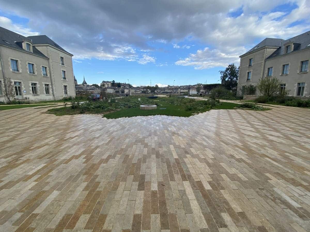 Cheminement piéton en dallage pierre naturelle dans un aménagement urbain paysager Fleur de Loire Blois (41)
