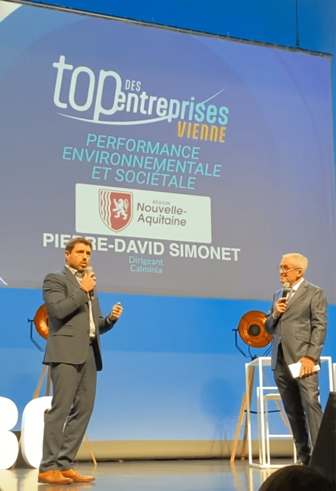 Pierre-David Simonet, dirigeant de Calminia, sur scène lors de la remise du prix Top Performance Environnementale et Sociétale