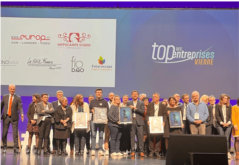 Cérémonie Top Entreprises de la Vienne, lauréats sur scène avec leurs trophées