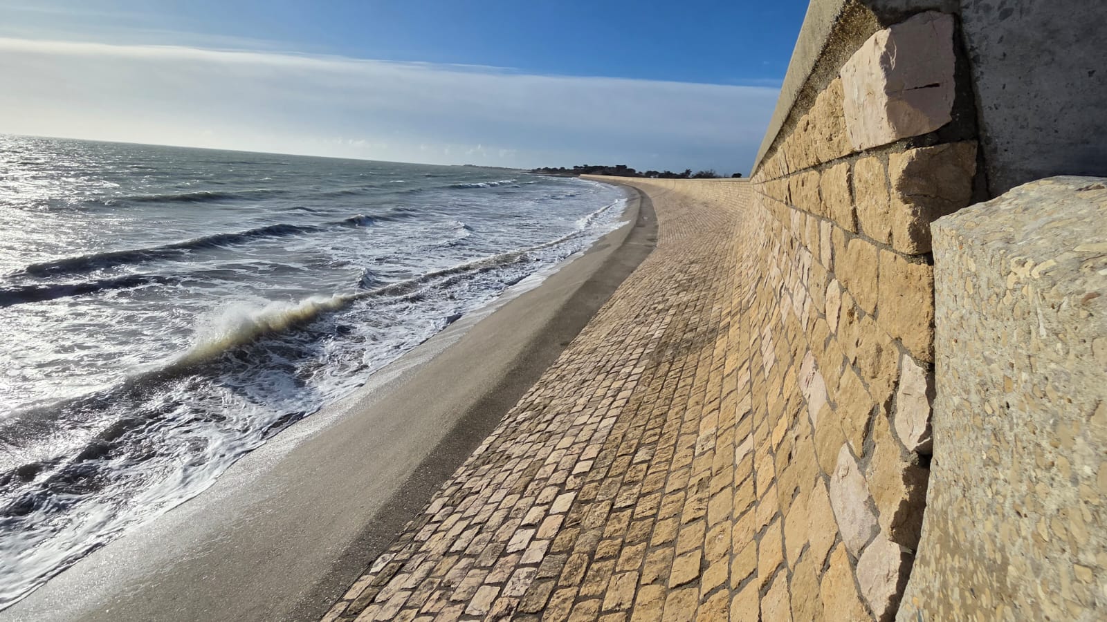 Digue brise-lames d'Ars-en-Ré caparaçonnée en moellon calcaire Calminia